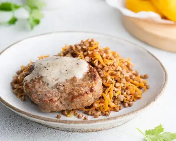 Бифштекс с гречневым пловом