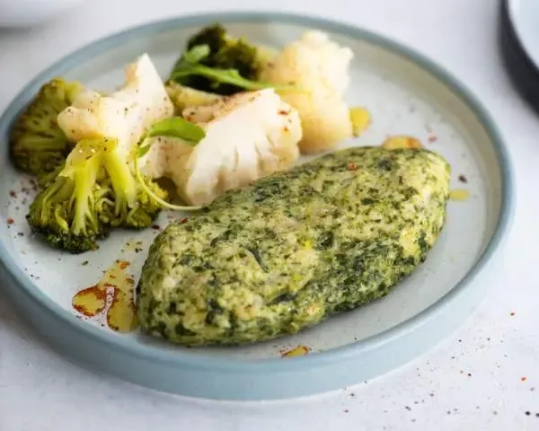 Котлета куриная со шпинатом и брокколи с цветной капустой на пару