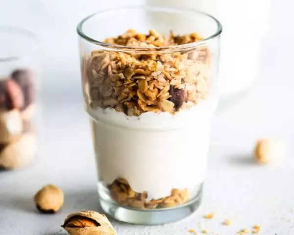 Гранола с йогуртом и орехами