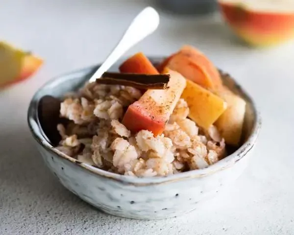 Овсяная каша с яблоками