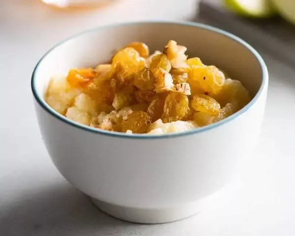 Кукурузная каша с изюмом и грецким орехом