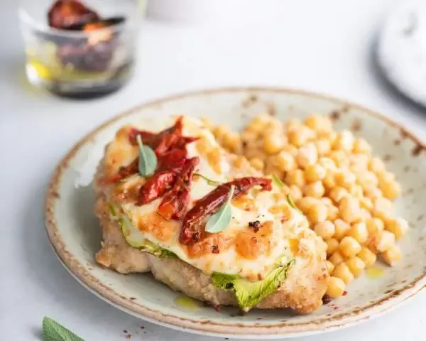 Куриная отбивная с цукини и моцареллой