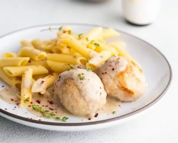 Фрикадельки из индейки под соусом и пенне