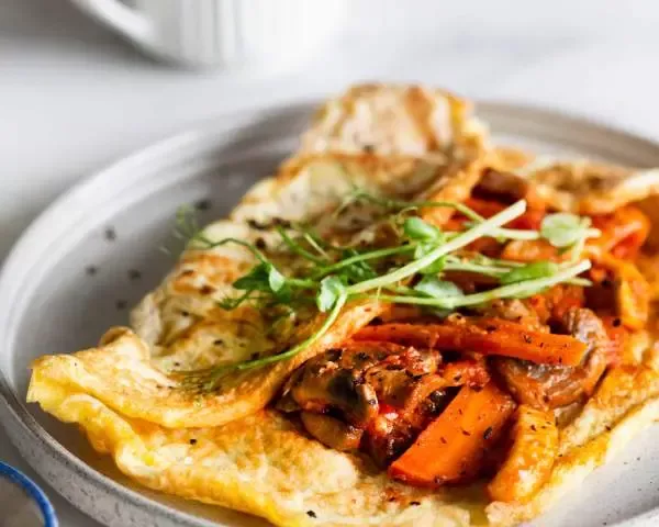 Омлет с овощами и грибами в томатном соусе