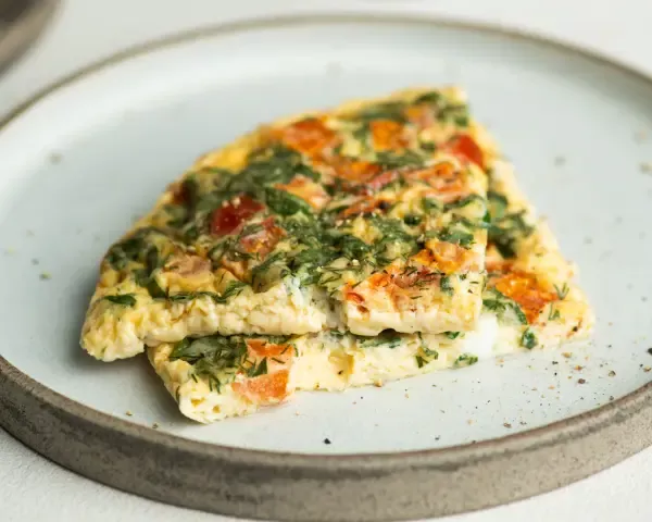 Омлет с томатами и зеленью