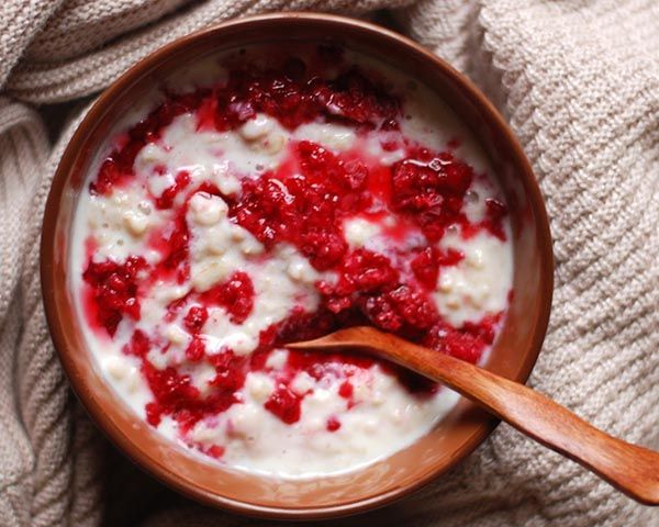 Каша овсяная с малиновым джемом