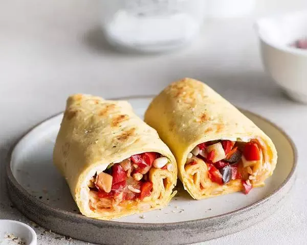 Ролл в сырной тортилье с овощным соте