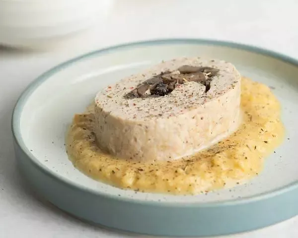 Рулет из куриного филе с гороховым пюре