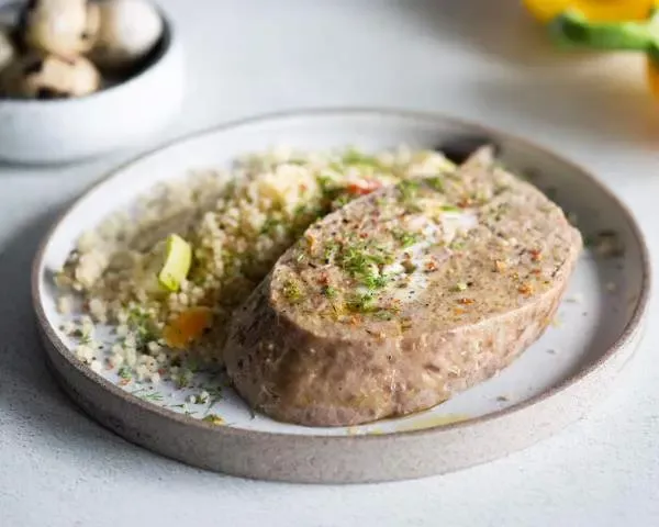 Рулет мясной с яйцом и булгур с овощами