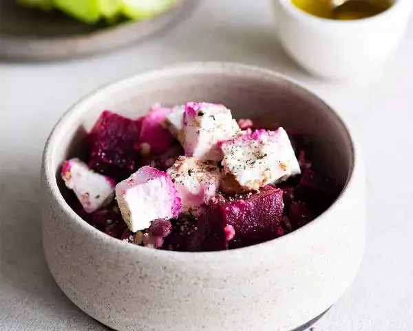 Салат с фасолью, свеклой и брынзой