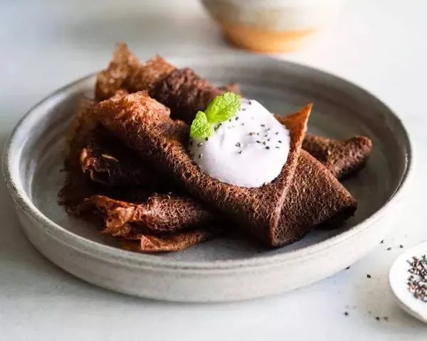 Шоколадные блинчики с творожно-вишневым кремом с кокосом