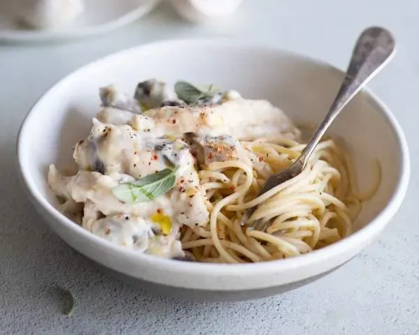 Спагетти со сливочно-грибным соусом и куриной грудкой