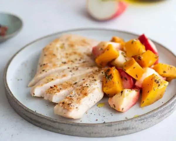 Стейк из куриного филе сувид с гарниром из тыквы и яблок