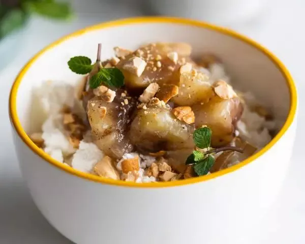 Творог с банановым конфитюром и кешью